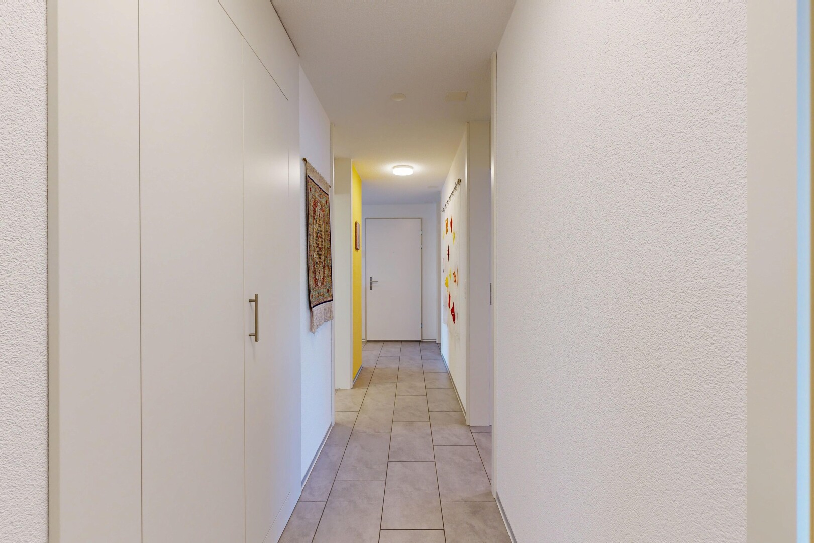 halle / korridor mit fliesenboden, tile floor, inside property, strukturierte wand, und textured wall