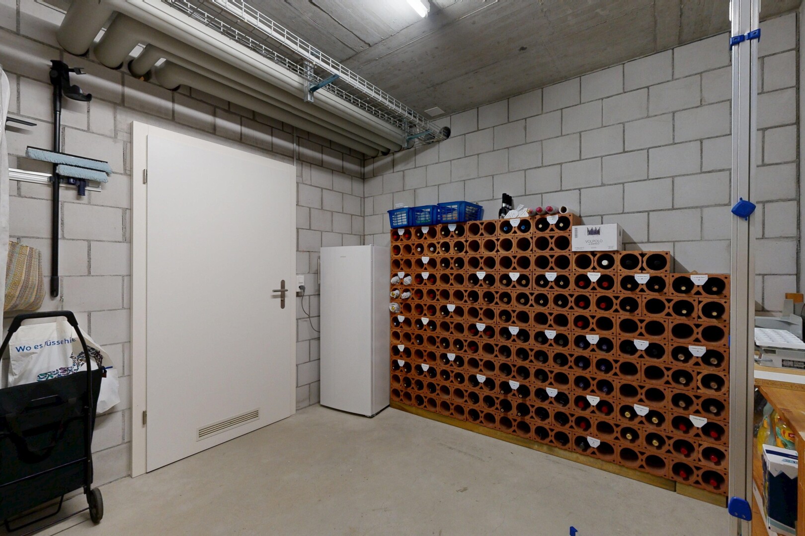 keller mit betonboden und concrete floor