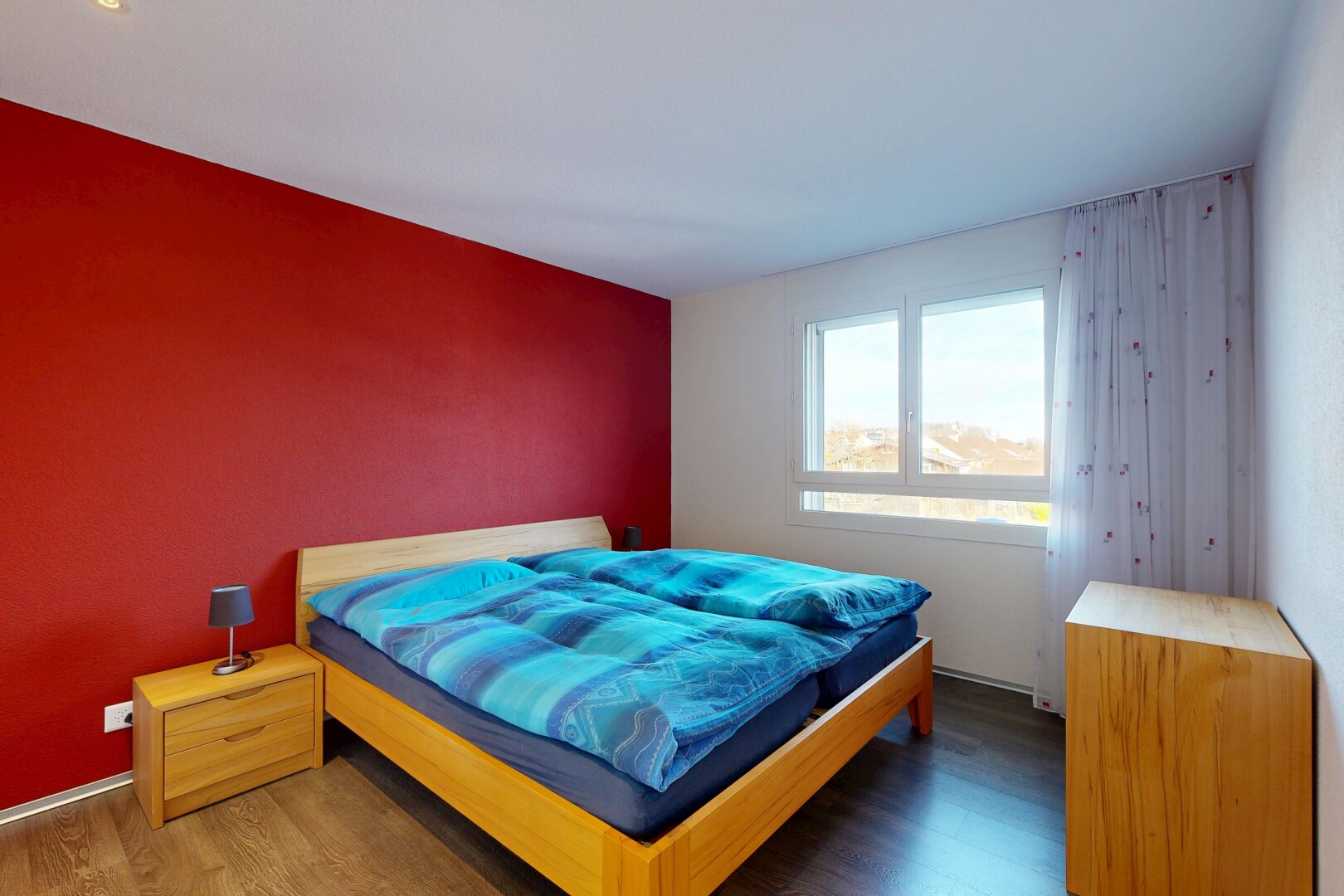 zimmer / schlafzimmer mit holzfußboden, wood finish floor, inside property, natürliches licht, und natural light