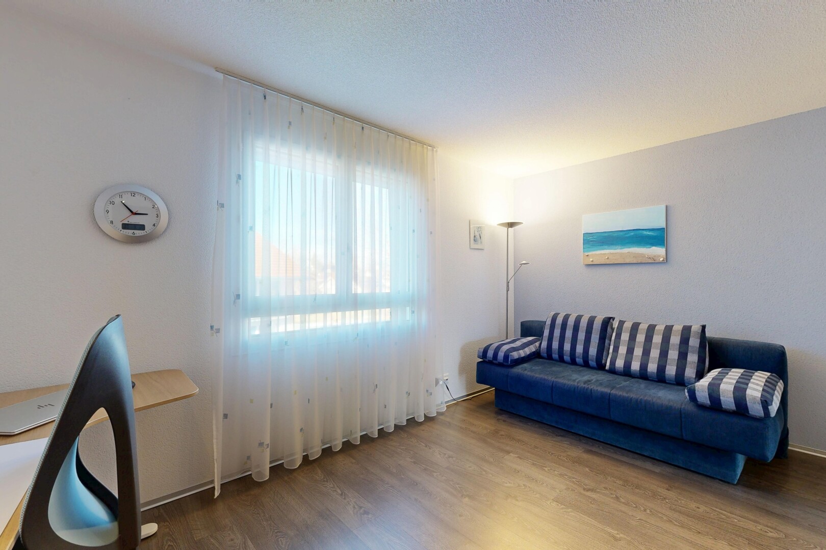 wohnzimmer mit holzfußboden, wood finish floor, inside property, natürliches licht, und natural light