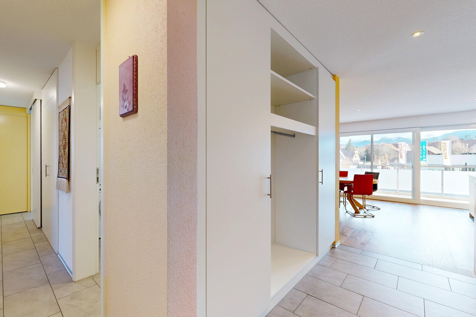 halle / korridor mit inside property, bürobereich, natürliches licht, natural light, und light floor