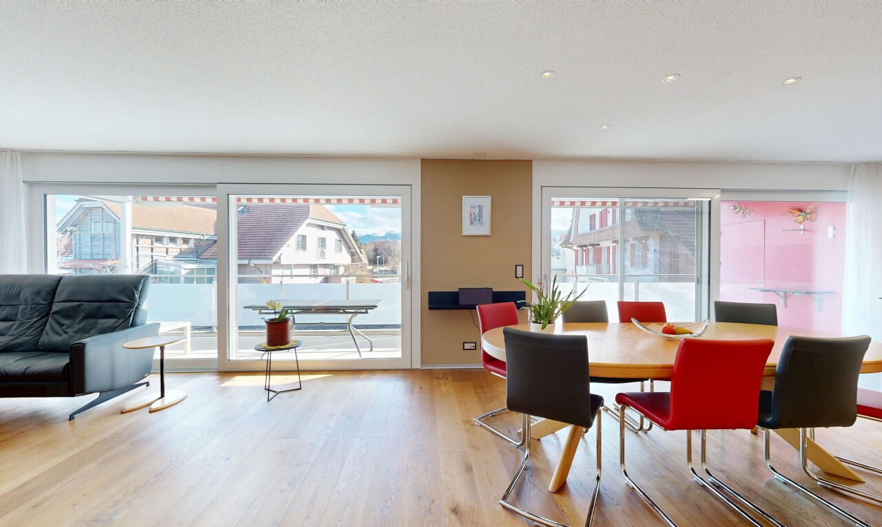 esszimmer mit inside property, holzfußboden, wood finish floor, natürliches licht, und natural light