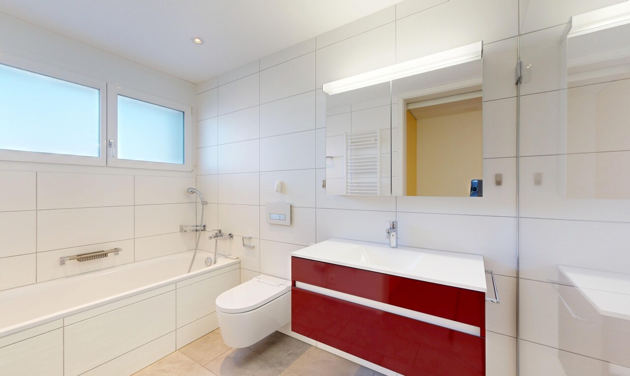 bad mit schminktisch, komplettes badezimmer, fliesenwand, tile wall, und inside property