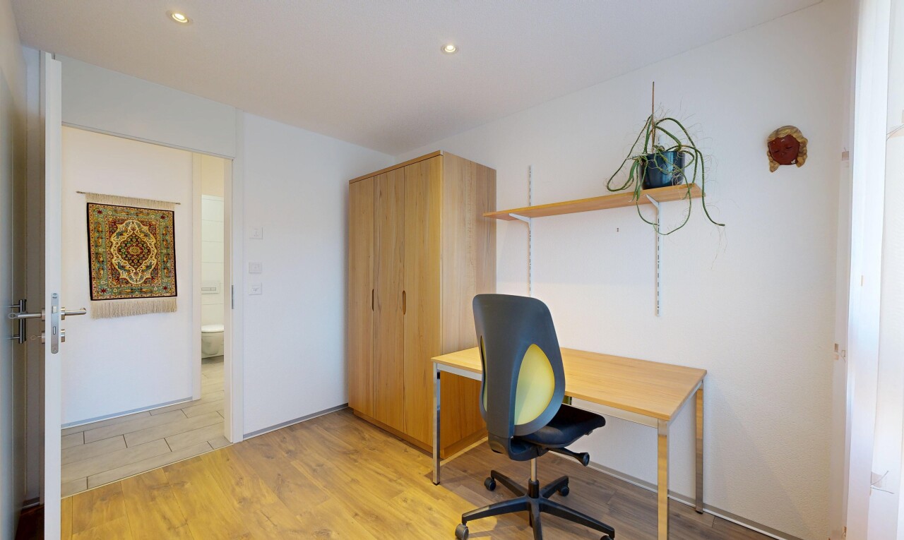 büro mit holzfußboden, wood finish floor, gipskartonwand, drywall, und inside property