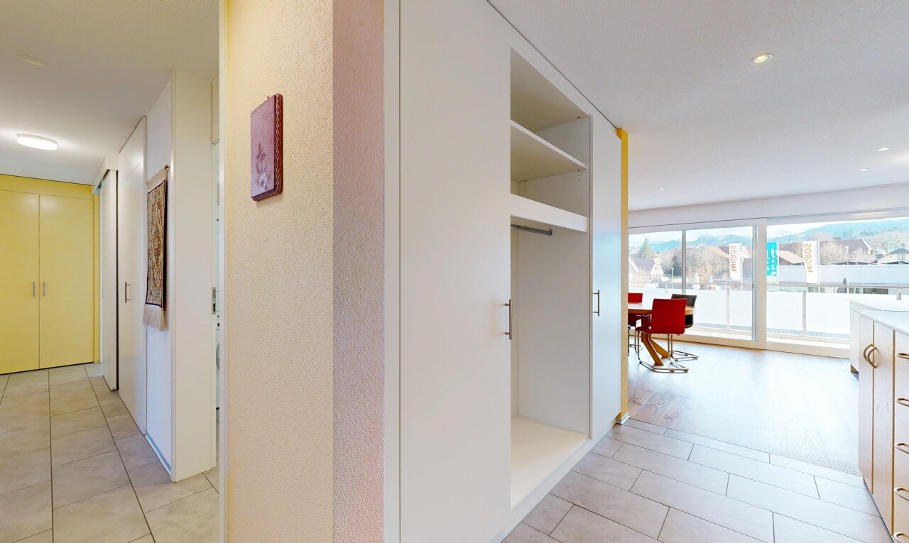 halle / korridor mit inside property, bürobereich, natürliches licht, natural light, und light floor