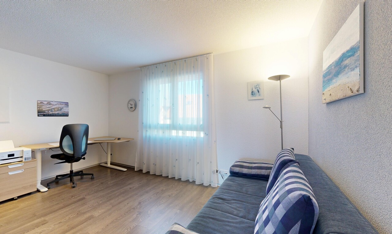 wohnzimmer mit natürliches licht, natural light, holzfußboden, wood finish floor, und inside property