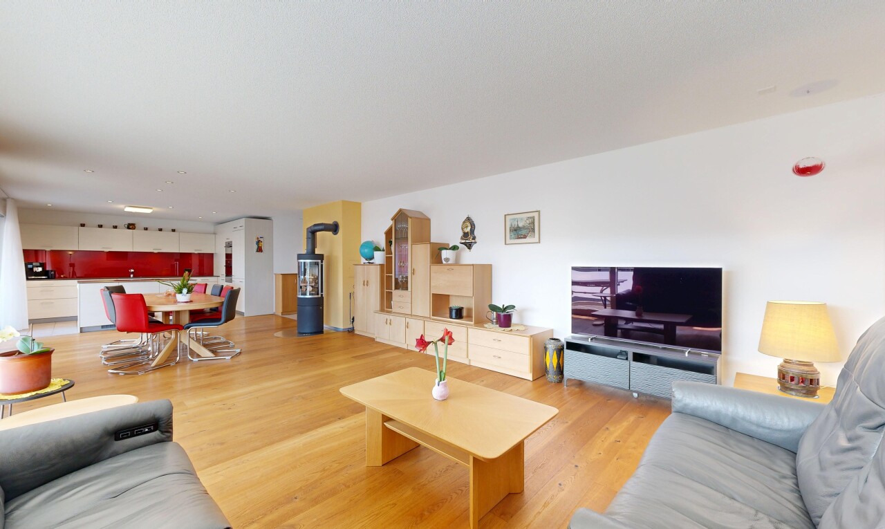 wohn- / esszimmer mit inside property, fernseher, holzfußboden, wood finish floor, und gipskartonwand