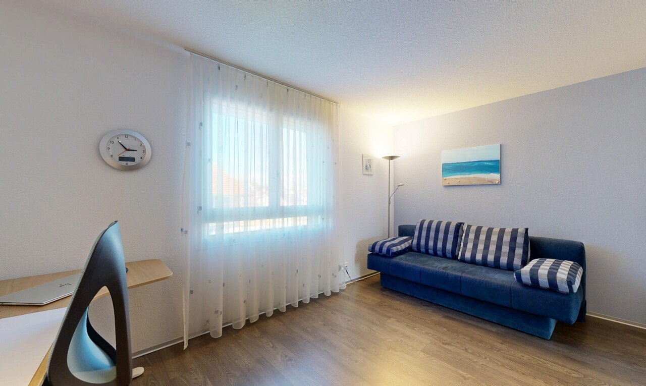 wohnzimmer mit holzfußboden, wood finish floor, inside property, natürliches licht, und natural light