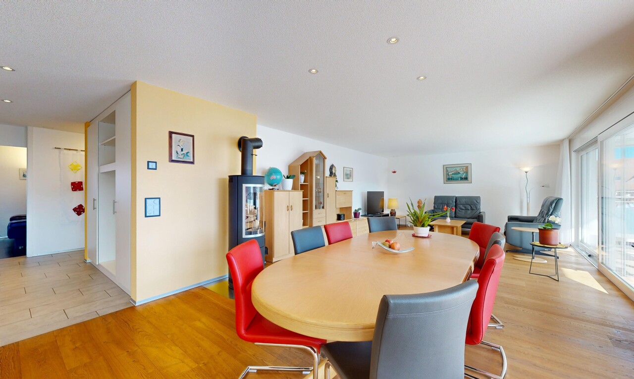 esszimmer mit holzfußboden, wood finish floor, inside community, gipskartonwand, und drywall