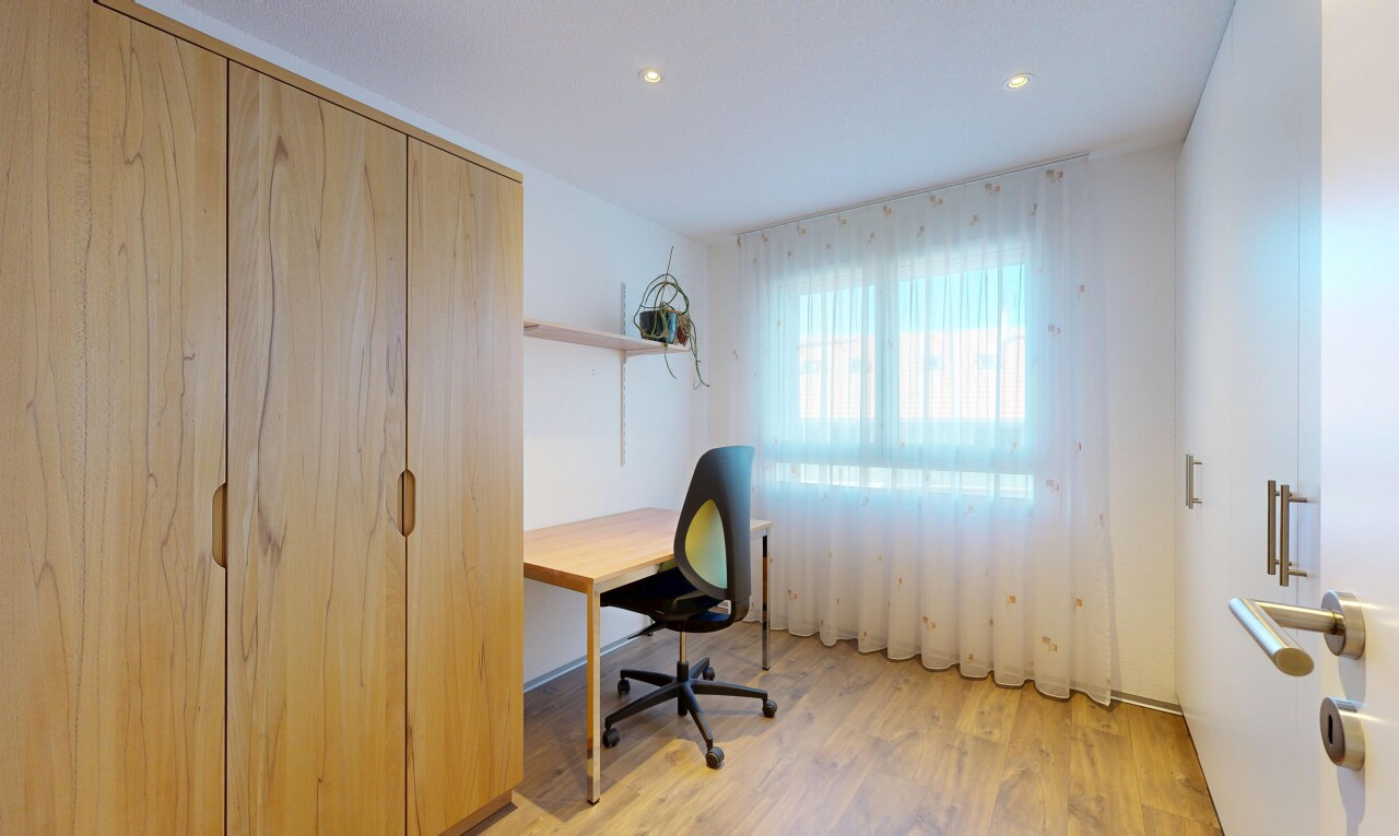 zimmer / schlafzimmer mit holzfußboden, wood finish floor, bürobereich, natürliches licht, und natural light