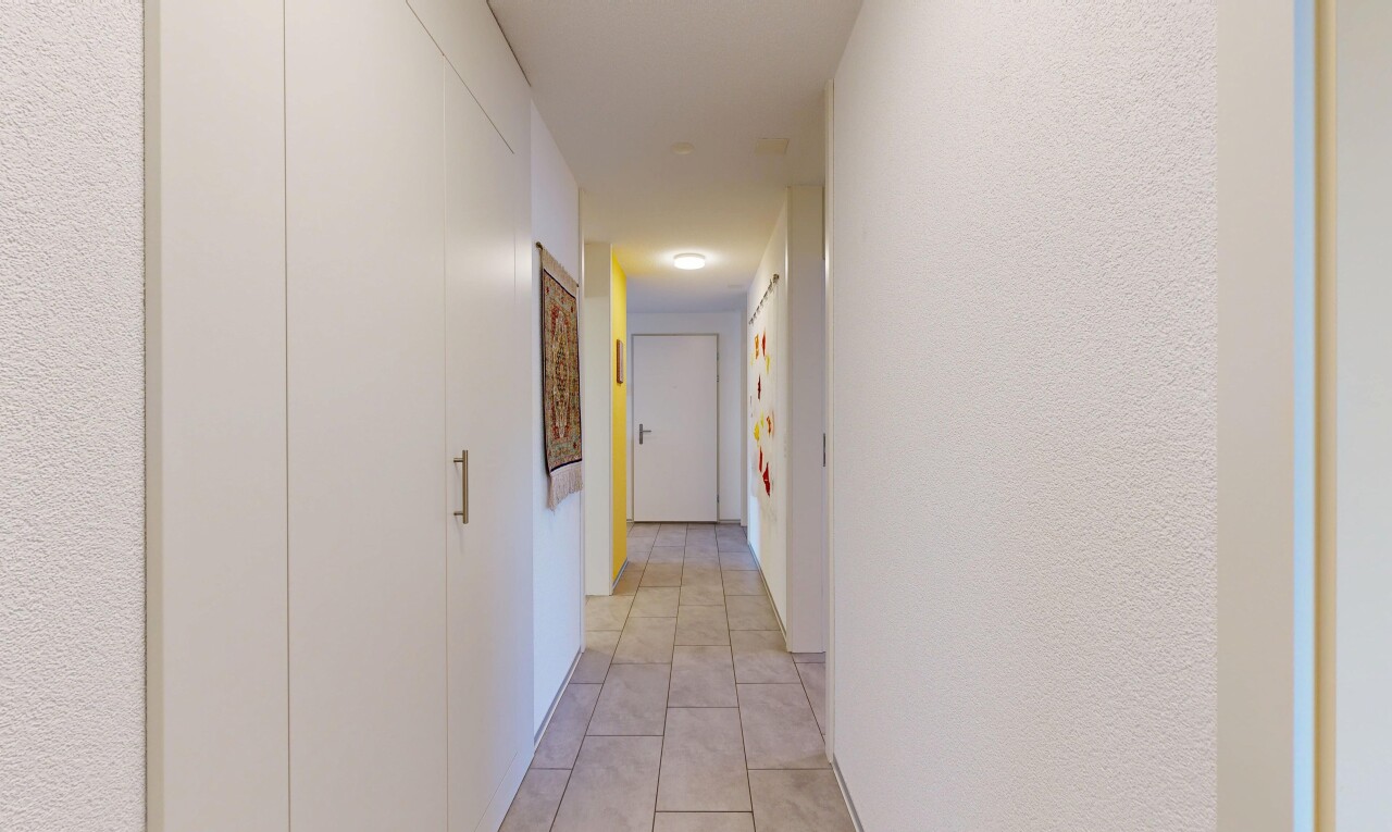 halle / korridor mit fliesenboden, tile floor, inside property, strukturierte wand, und textured wall