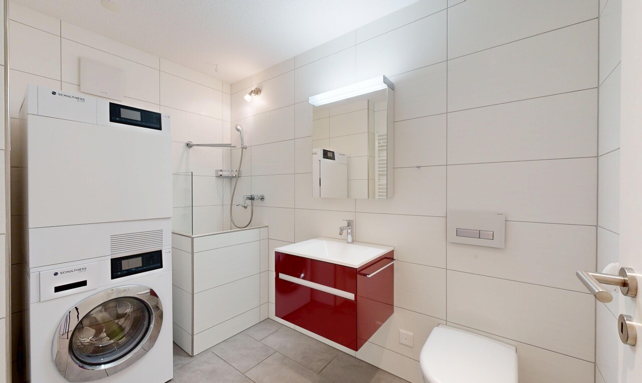 bad mit schminktisch, spiegel, fliesenwand, tile wall, und inside property