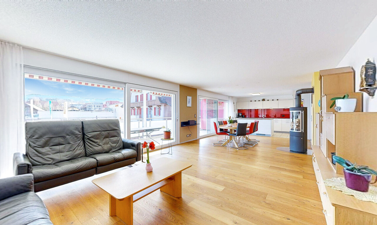 wohn- / esszimmer mit holzfußboden, wood finish floor, inside property, full kitchen, und holzofen