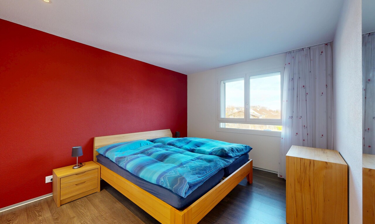 zimmer / schlafzimmer mit holzfußboden, wood finish floor, inside property, natürliches licht, und natural light