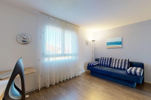 salon avec sol en finition bois, wood finish floor, inside property, lumière naturelle, et natural light