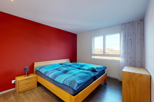 zimmer / schlafzimmer mit holzfußboden, wood finish floor, inside property, natürliches licht, und natural light