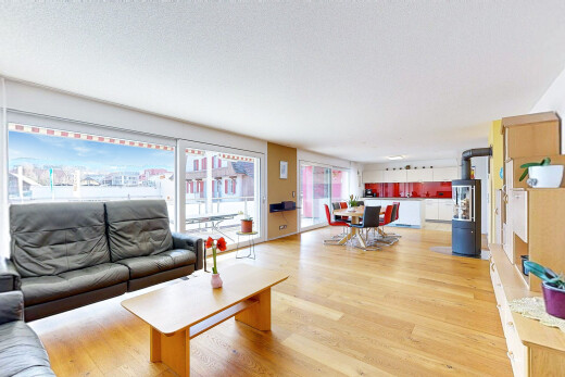 wohn- / esszimmer mit holzfußboden, wood finish floor, inside property, full kitchen, und holzofen