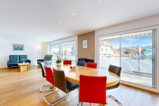 wohn- / esszimmer mit holzfußboden, wood finish floor, inside property, natürliches licht, und natural light