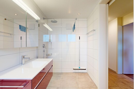 salle de bains avec lavabo (ou coiffeuse selon le contexte), salle de bain complète, mur en carrelage, tile wall, et douche