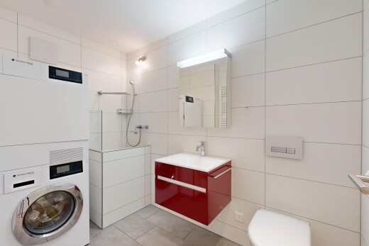 salle de bains avec lavabo (ou coiffeuse selon le contexte), miroir, mur en carrelage, tile wall, et inside property