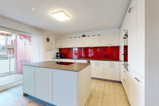 cuisine avec armoires à panneau plat, flat panel cabinets, îlot de cuisine, kitchen island, et inside property