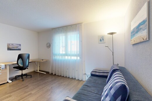salon avec lumière naturelle, natural light, sol en finition bois, wood finish floor, et inside property