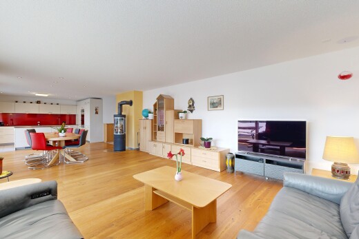 salon / salle à manger avec inside property, télévision, sol en finition bois, wood finish floor, et cloison sèche