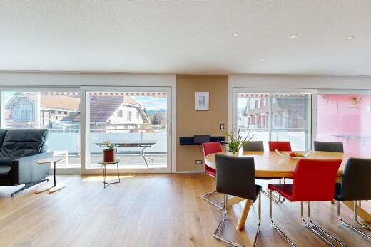 esszimmer mit inside property, holzfußboden, wood finish floor, natürliches licht, und natural light