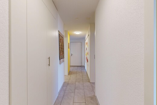 couloir avec sol en carrelage, tile floor, inside property, mur texturé, et textured wall