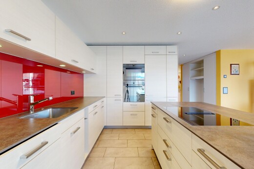 cuisine avec armoires à panneau plat, flat panel cabinets, light floor, four double, et armoires blanches
