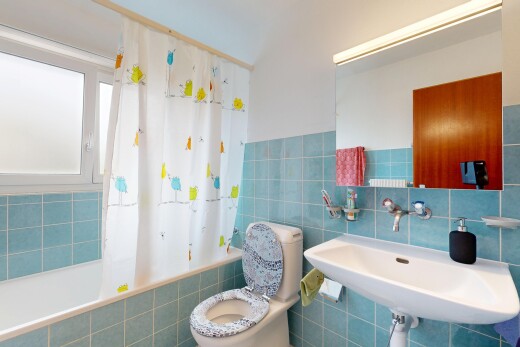 bad mit inside property, drywall, gipskartonwand, tile wall, und fliesenwand