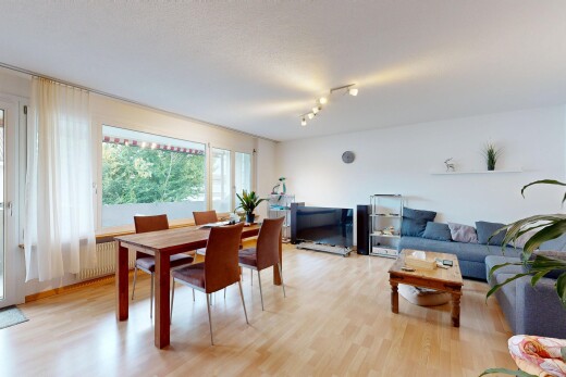 wohn- / esszimmer mit inside property, wood finish floor, holzfußboden, natural light, und natürliches licht