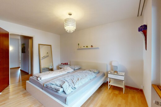 zimmer / schlafzimmer mit holzfußboden, wood finish floor, inside property, gipskartonwand, und drywall