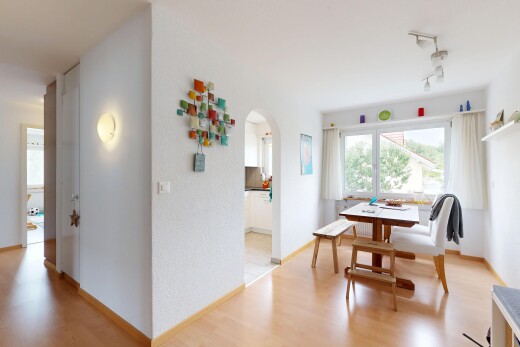 esszimmer mit gewölbte gehwege, holzfußboden, wood finish floor, natürliches licht, und natural light