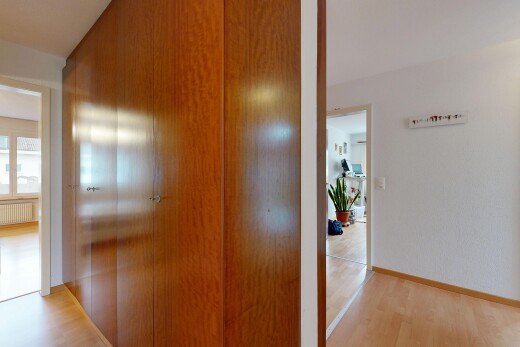 halle / korridor mit wood finish floor, holzfußboden, inside property, kühler, und baseboards wall