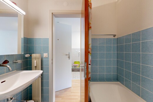 bad mit komplettes badezimmer, drywall, gipskartonwand, inside property, und tile wall
