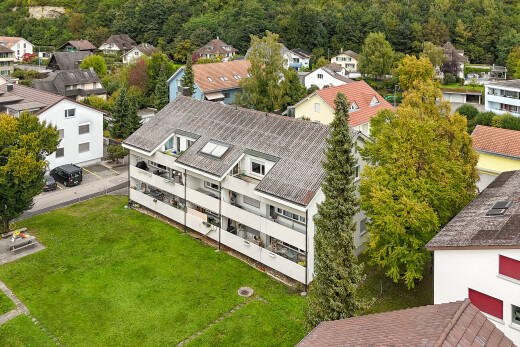 außenansicht mit rasen und drone view
