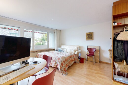 zimmer / schlafzimmer mit wood finish floor, holzfußboden, drywall, gipskartonwand, und inside property