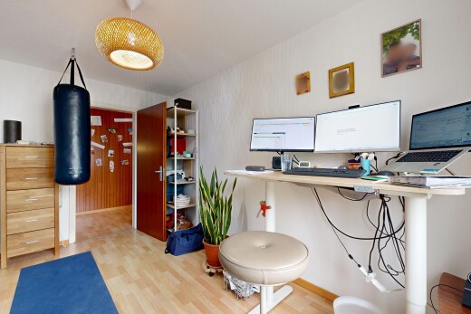 büro mit wood finish floor, holzfußboden, inside property, bürobereich, und fernseher