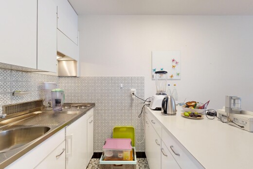 küche mit weiße schränke, drywall, gipskartonwand, inside property, und waschbecken