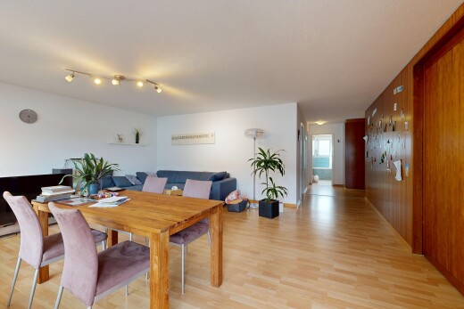 wohn- / esszimmer mit holzfußboden, wood finish floor, inside property, gipskartonwand, und drywall