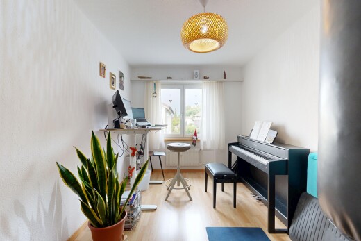 wohnzimmer mit wood finish floor, holzfußboden, inside property, natural light, und natürliches licht