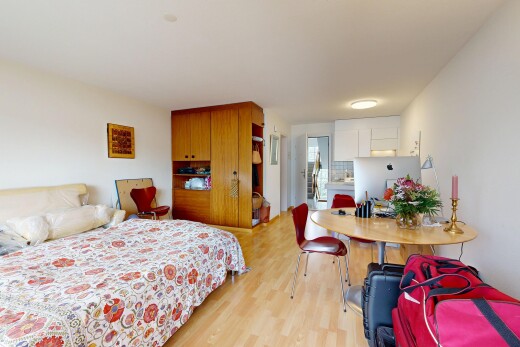 zimmer / schlafzimmer mit wood finish floor, holzfußboden, inside property, drywall, und gipskartonwand