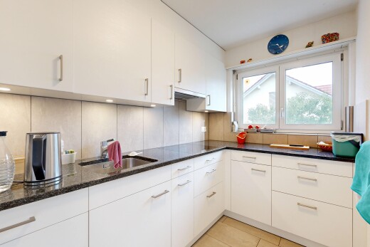 küche mit weiße schränke, natural light, natürliches licht, tile floor, und fliesenboden