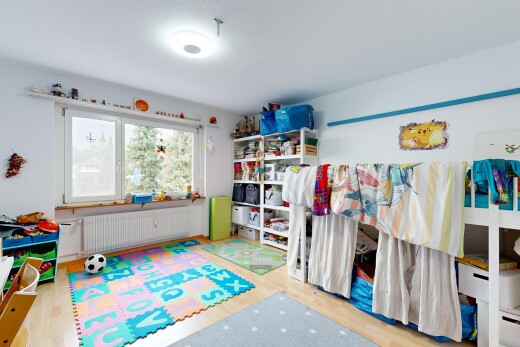 zimmer / schlafzimmer mit natural light, natürliches licht, kühler, inside property, und wood finish floor