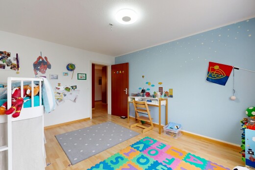 zimmer / schlafzimmer mit drywall, gipskartonwand, wood finish floor, holzfußboden, und inside property