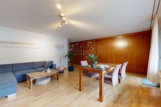 wohn- / esszimmer mit wood wall, holzwand, wood finish floor, holzfußboden, und inside property