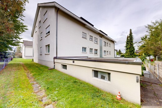 außenansicht mit zaun, overcast, property visible, rasen, und stuckverkleidung