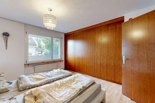 zimmer / schlafzimmer mit natürliches licht, natural light, kühler, kleiderschrank, und inside property