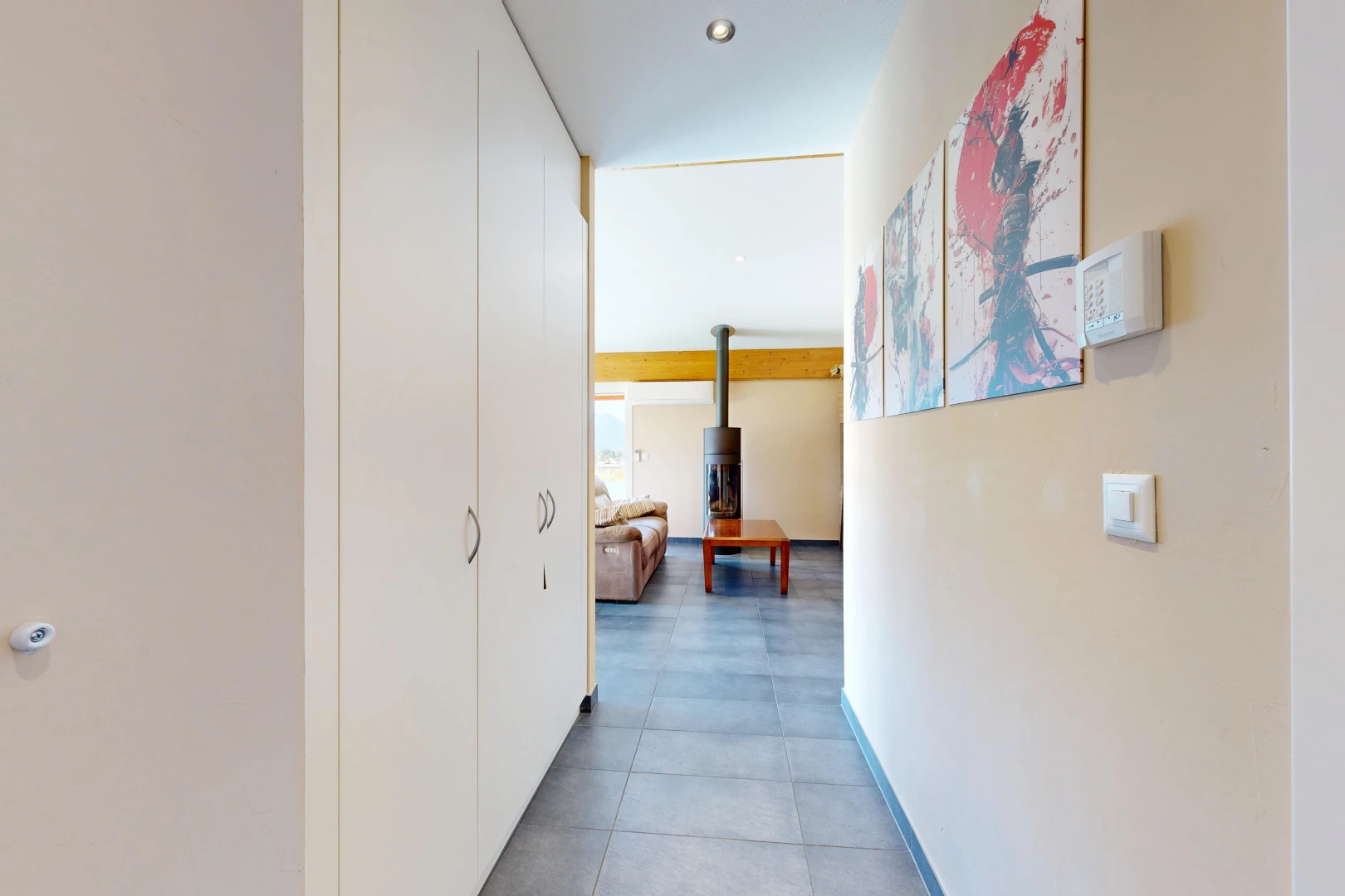 couloir avec cloison sèche, drywall, inside property, éclairage encastré, et light floor